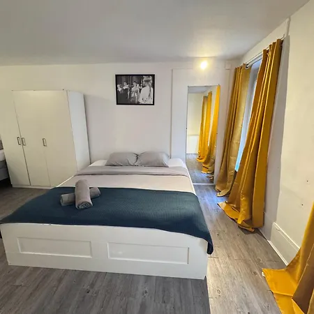 Flat In The Center Of דירה *